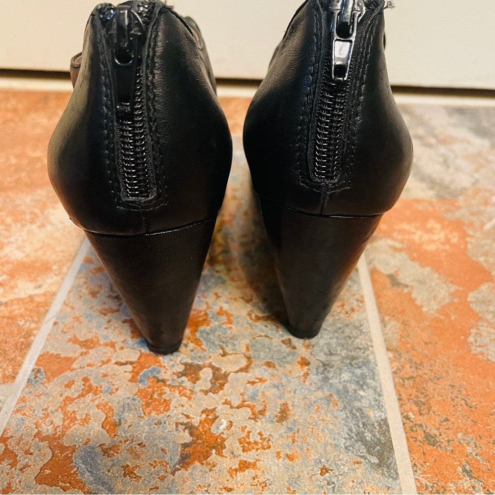 🎁Victorian Style Miz Mooz Leather Ankle Booties with Decorative Buttons! - Picture 14 of 16